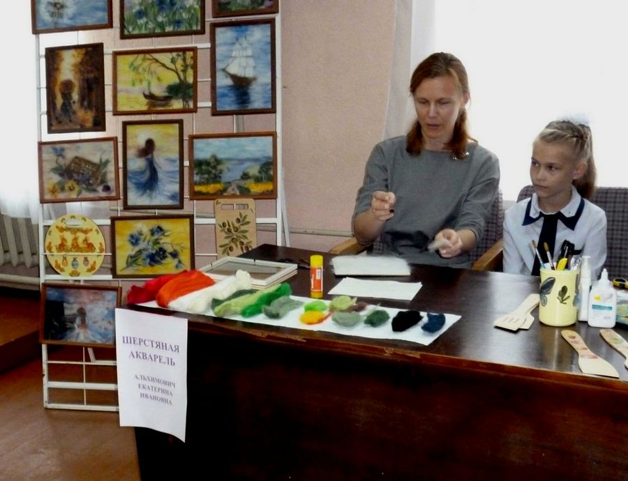 Дзіўныя карціны з воўны  і кветкі з гафрыраванай паперы і стужачак стварае майстрыха з Міёрскага раёна 