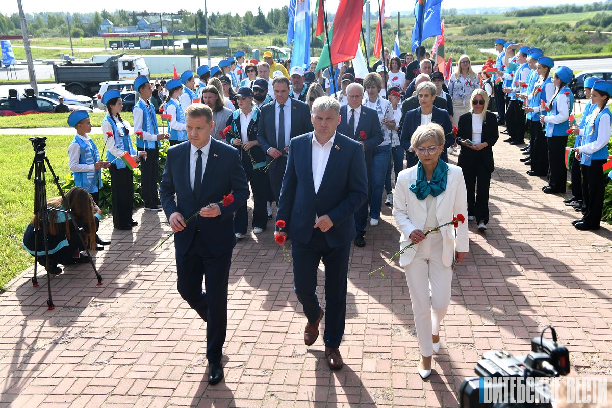 Республиканская акция "Символ единства - 2023" в Витебске стартовала с автопробега и возложения цветов к мемориальному комплексу "5 полк"