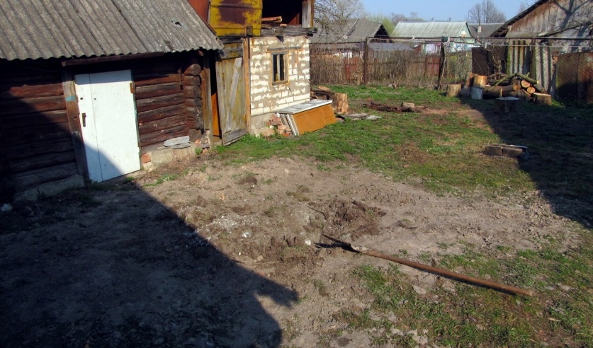 В Полоцке трое собутыльников заживо закопали друга во дворе его собственного дома