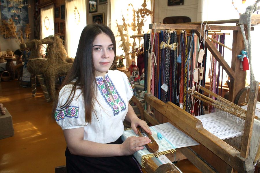 23-летняя Оксана Лейченко из Бешенкович занимается ручным ткачеством и создаёт куколок из соломы