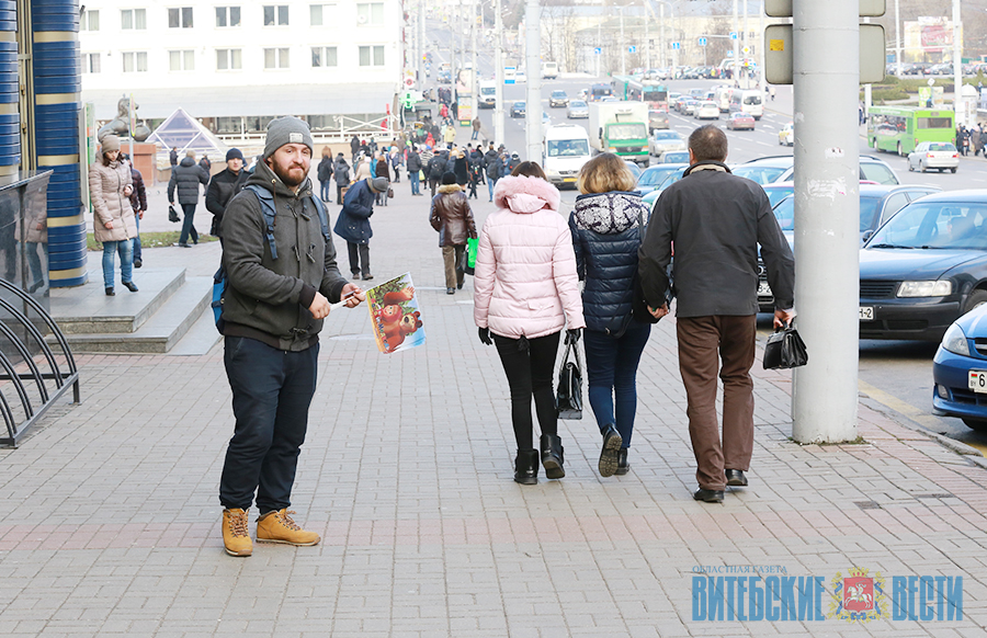 «Продаем, чтобы выжить». В центре Витебска неслышащие люди торгуют флажками