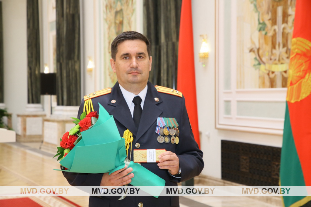 Глава государства вручил Андрею Любимову погоны генерал-майора милиции 