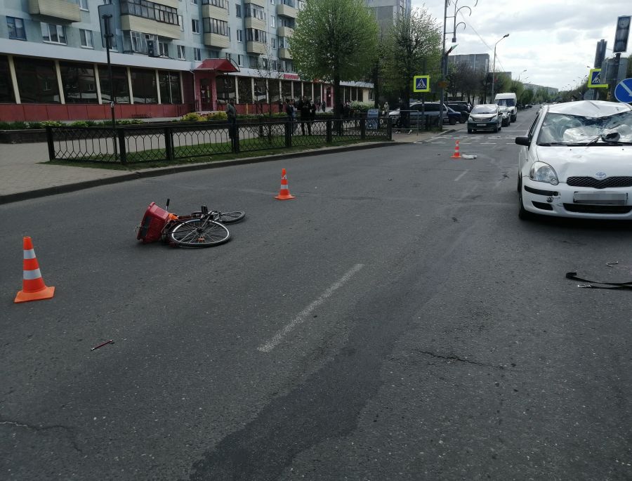 В Новополоцке на пешеходном переходе легковушка сбила велосипедиста