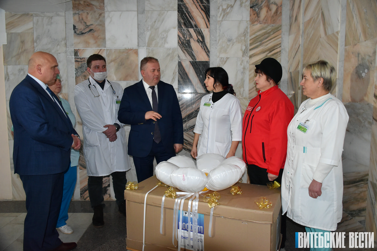Красный Крест передал больнице сестринского ухода в Витебском районе подъемник для инвалидов-колясочников