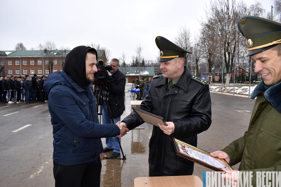 В 103-й Витебской отдельной гвардейской воздушно-десантной бригаде торжественно проводили военнообязанных по завершению военных сборов