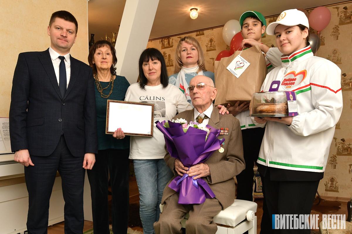 Евгений Семёнычев и волонтерский отряд гимназии №8 поздравили со 100-летним юбилеем жителя Витебска Владимира Макуя
