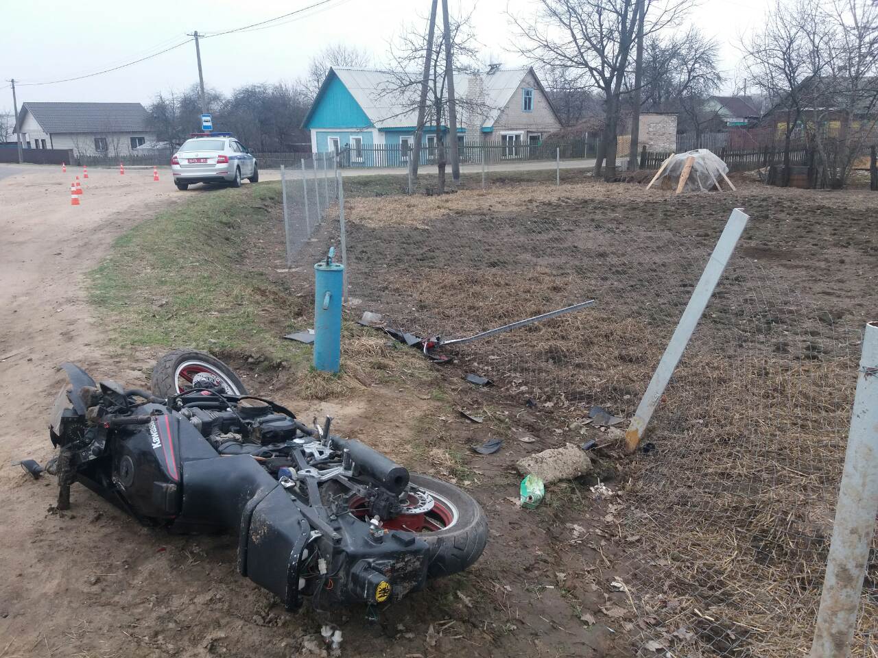 В Орше мотоциклист въехал в железный столб