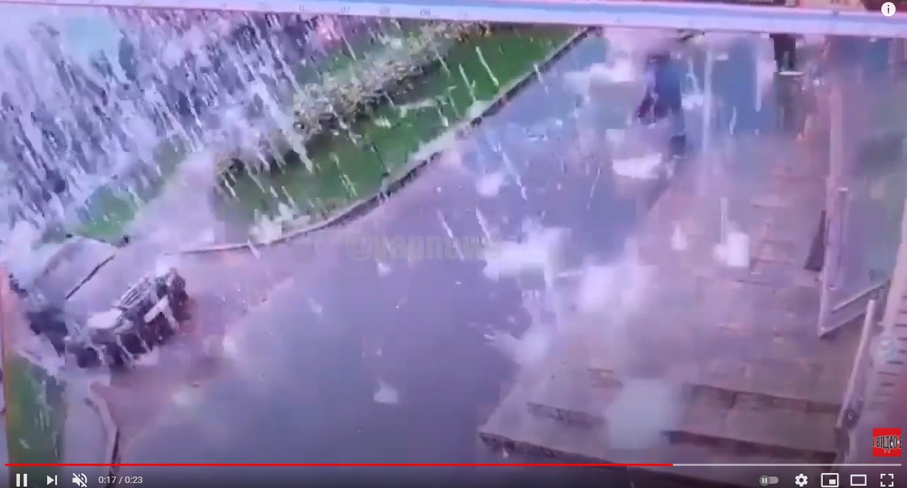 Эпичное видео: В Санкт-Петербурге во время грозы пошел дождь из искр