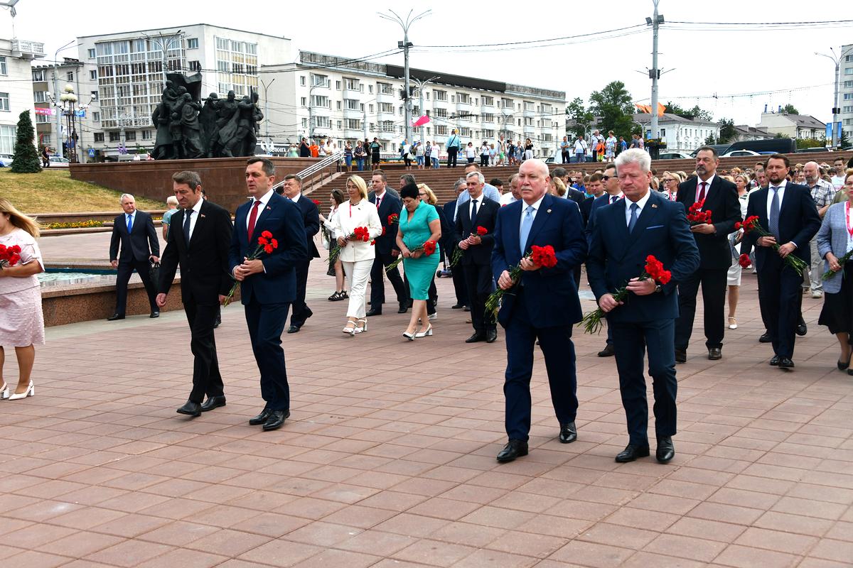 Церемония возложения цветов к Вечному огню состоялась в Витебске в рамках Дней Союзного государства