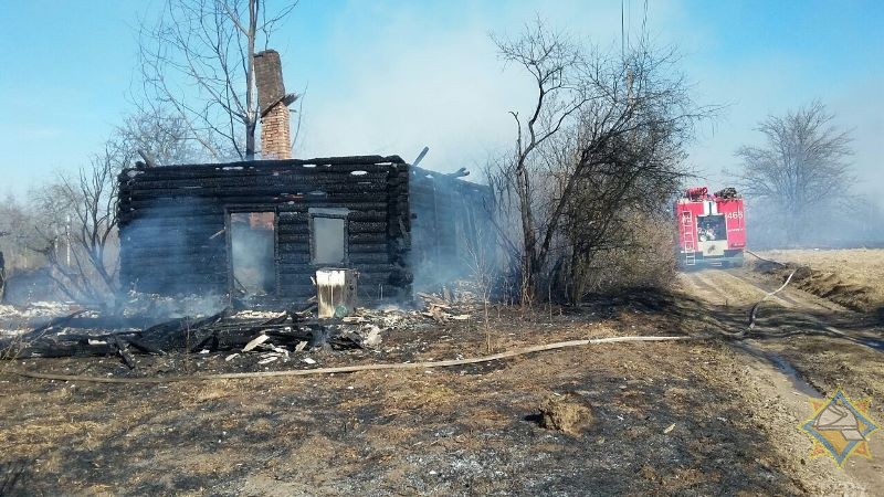 В Шумилинском районе сгорели два дома и сарай при выжигании травы