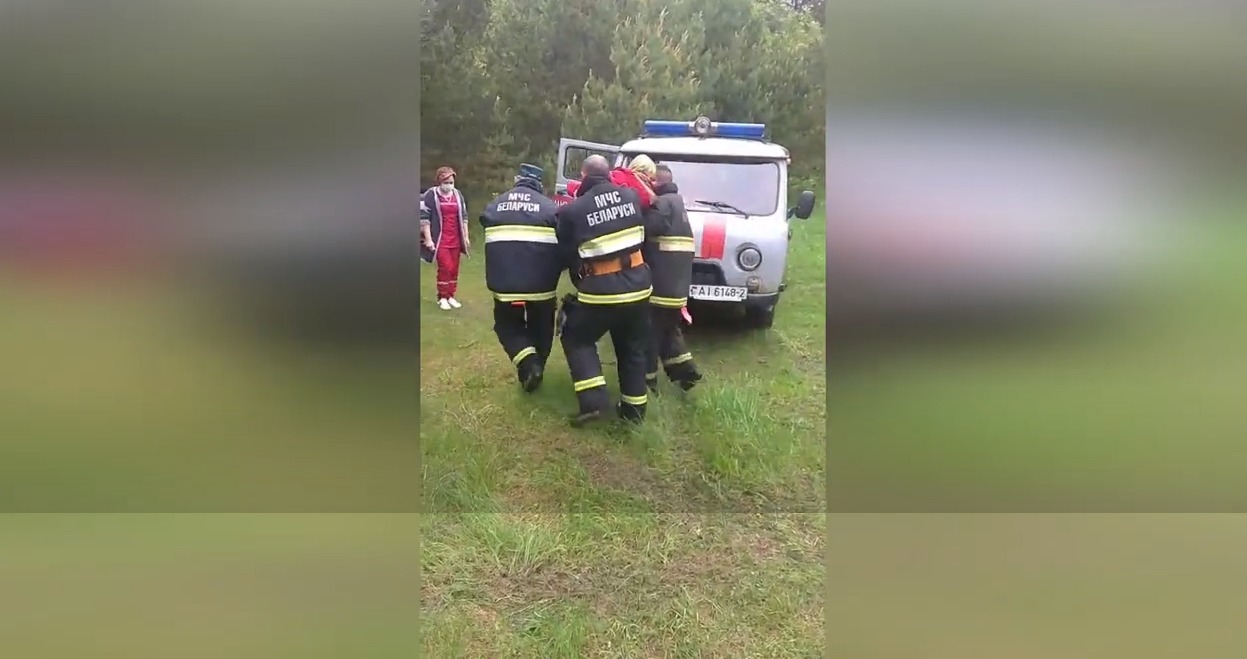 В Глубокском районе спасатели помогли выйти травмированной пенсионерке из леса