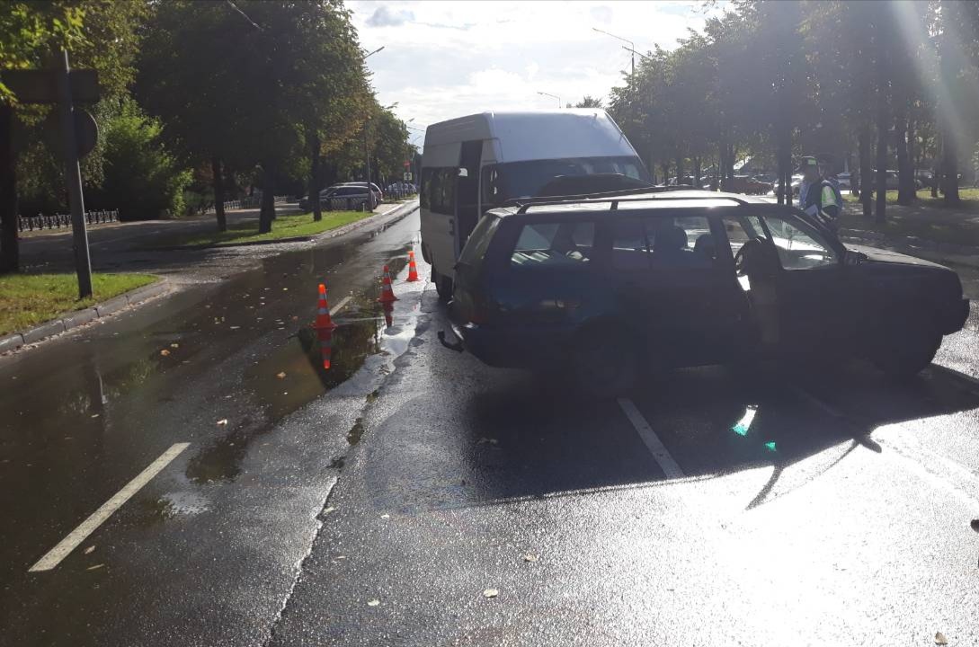 В Новополоцке столкнулись легковой автомобиль и маршрутка