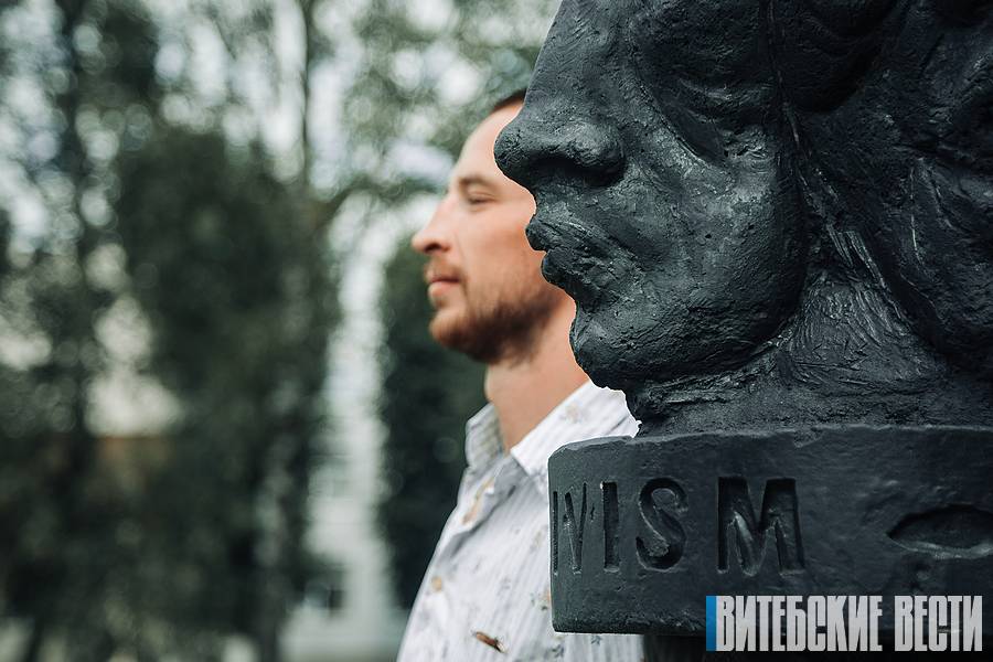 «Невидивизм»: молодой художник из Витебска создал направление в искусстве и установил в городе необычную скульптуру