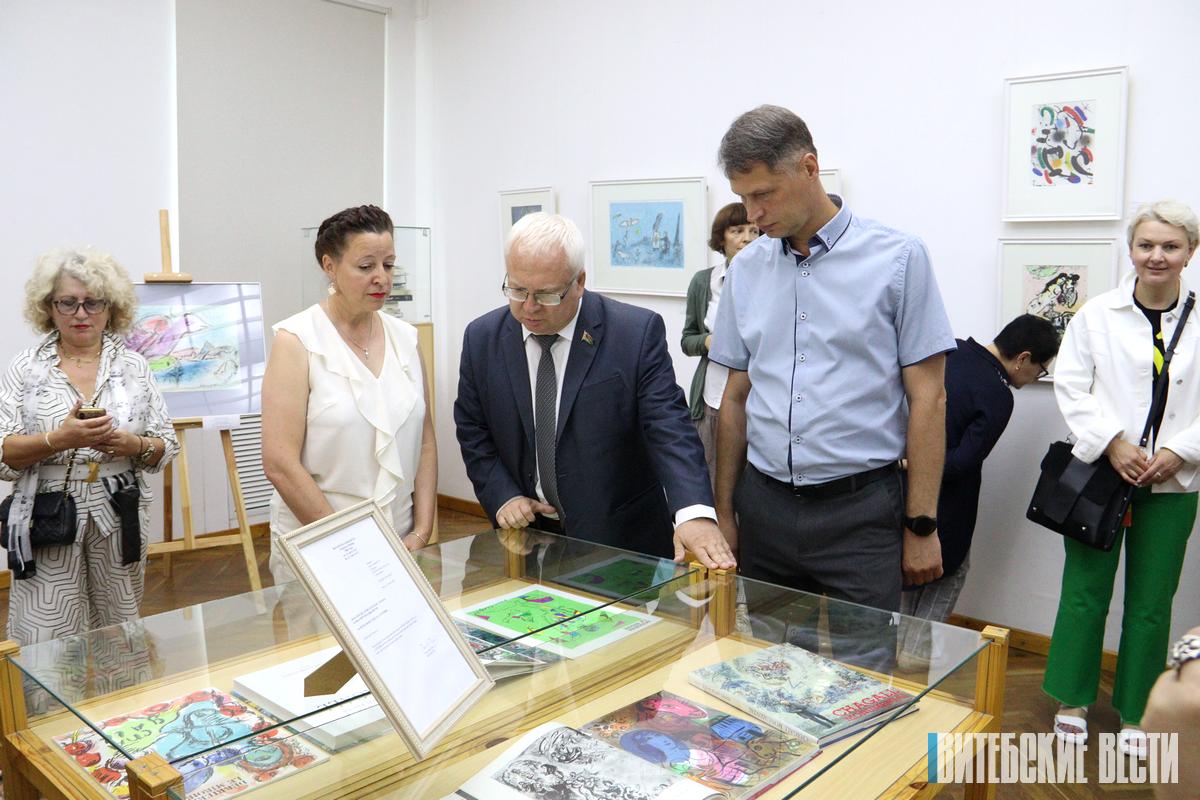 Подарок Витебску: более 60 редких книг передали музею Марка Шагала внучки художника