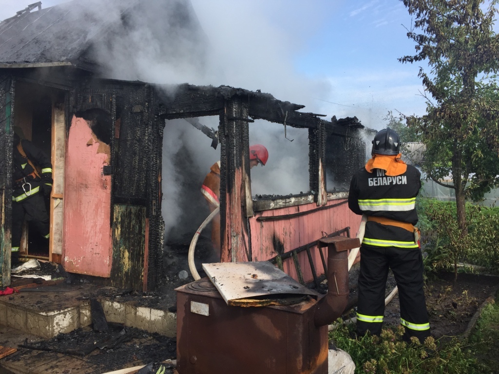 Пенсионер из Новополоцка получил сильные ожоги, пытаясь потушить пожар на даче 