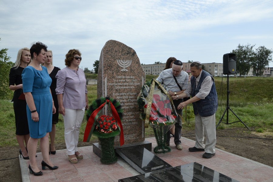 Обновленный мемориал 1800 жертвам Холокоста открыли в Дубровно