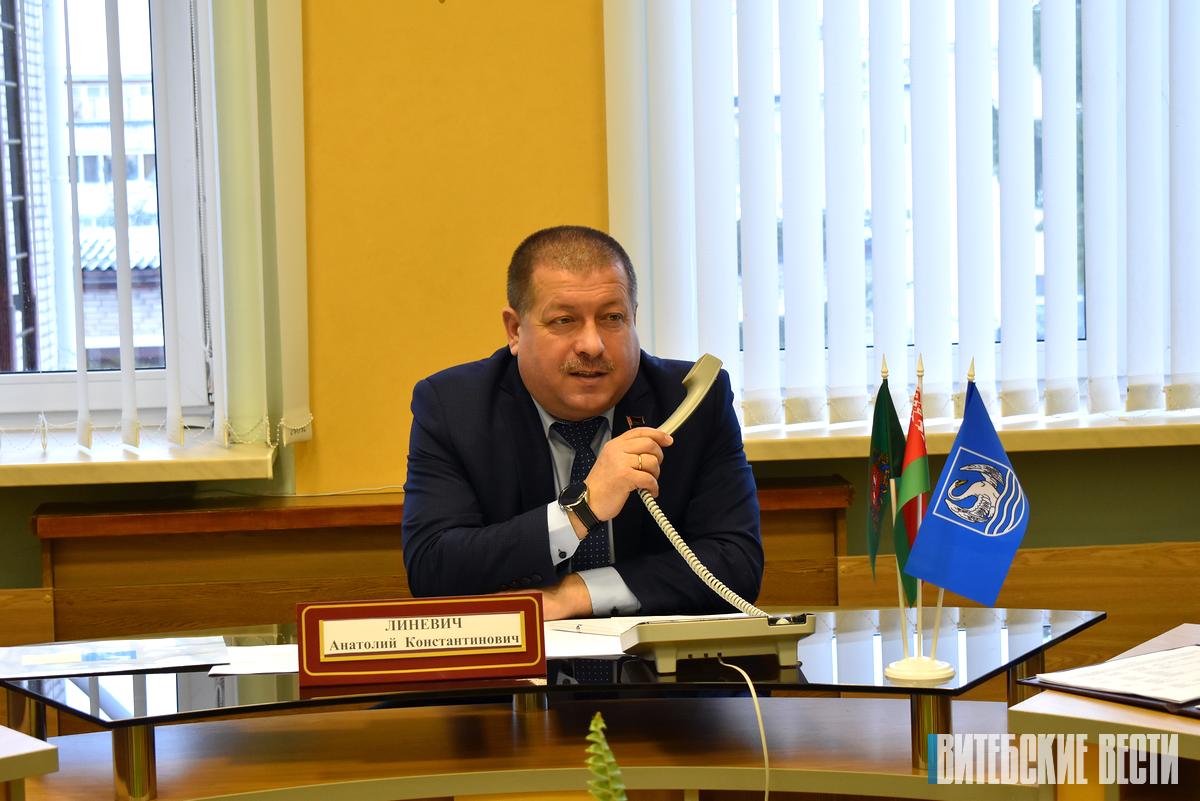 Анатолий Линевич провел прием граждан и «прямую линию» в Миорах