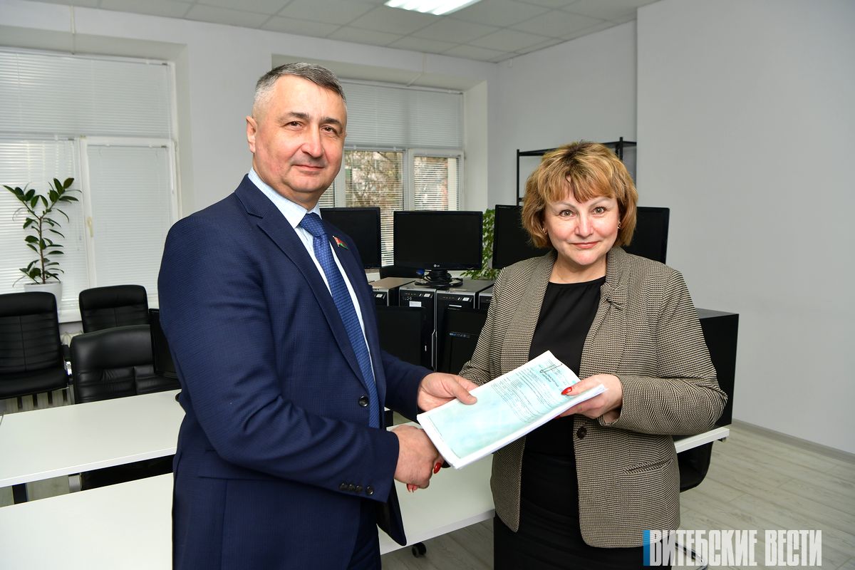 Начальник региональной дирекции по Витебской области ОАО «Белагропромбанк» передал областной  библиотеке им. В. Ленина сервер, 10 компьютеров и принтеры