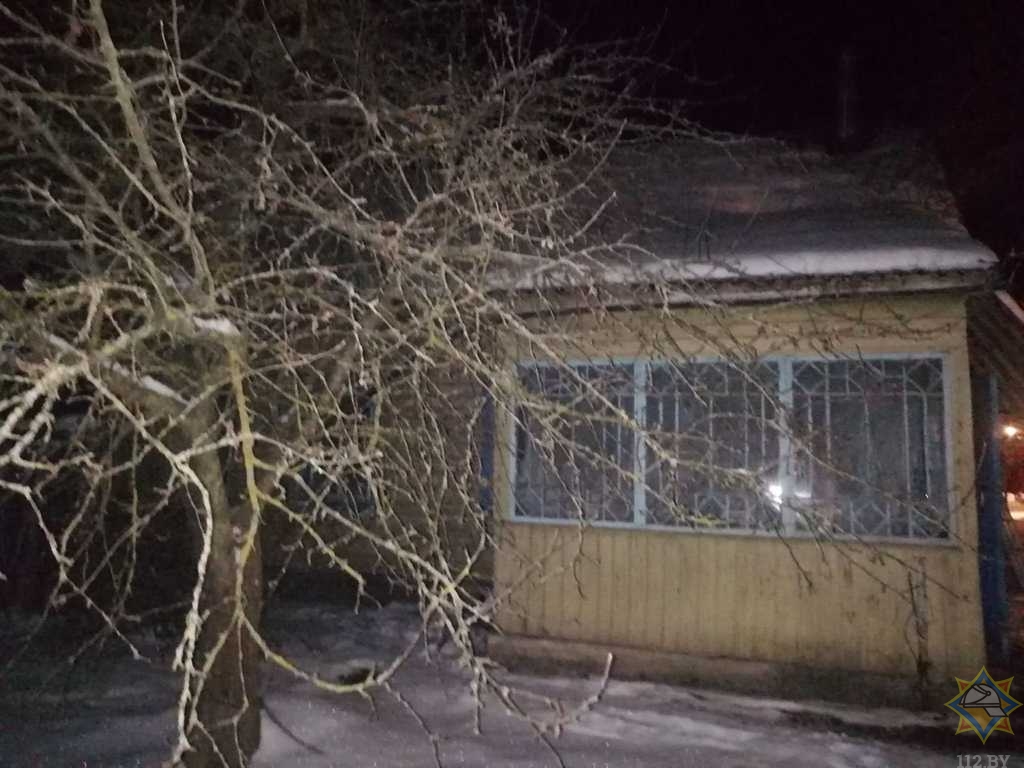 На пожаре в Миорах спасли отца с двумя детьми