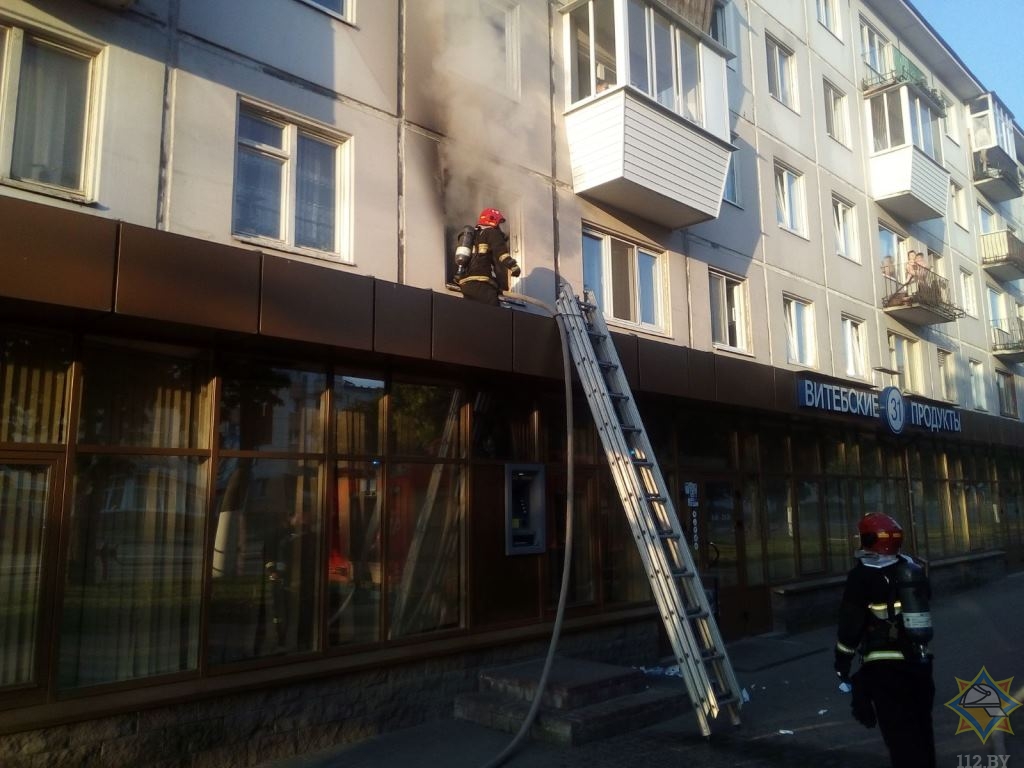 В Витебске спасатели эвакуировали из горящей многоэтажки 18 человек