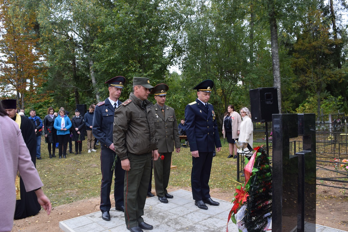 Памятник жертвам Великой Отечественной войны в День народного единства открыли на гражданском кладбище в деревне Ровбы Ушачского района