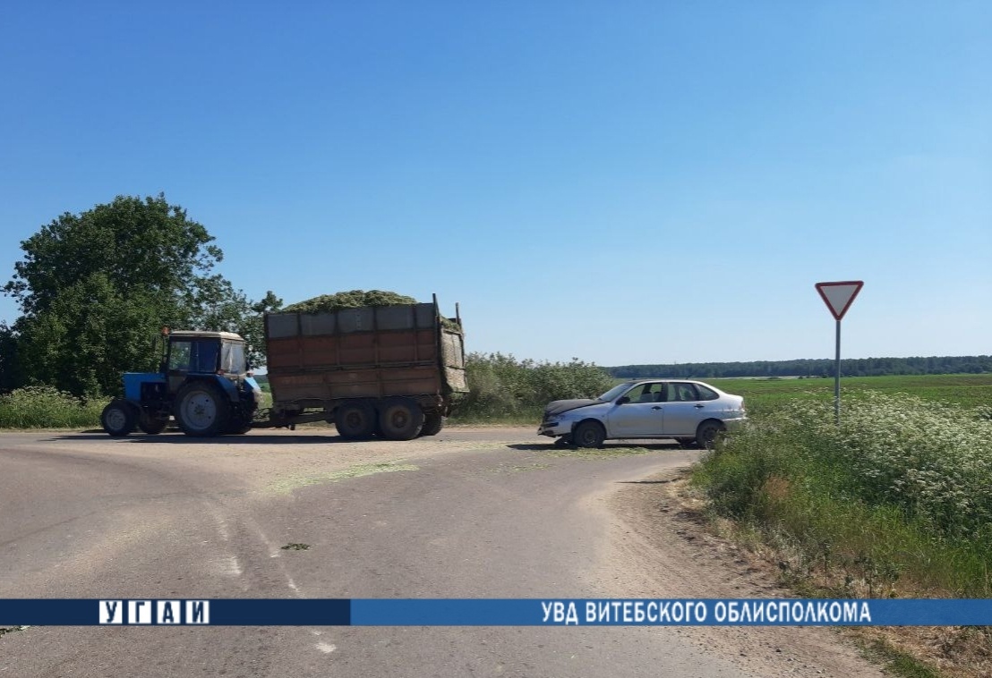 В Городокском районе легковушка столкнулась с трактором