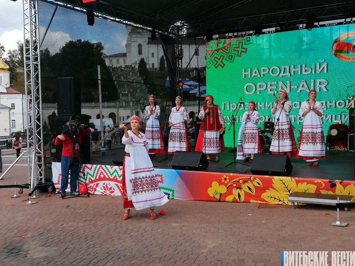 Фотофакт: народный open-air прошел на Пушкинской площади в Витебске