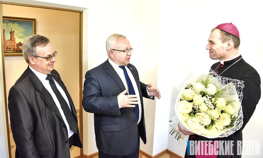 Председатель облсовета депутатов Владимир Терентьев поздравил бискупа Олега Буткевича с Пасхой