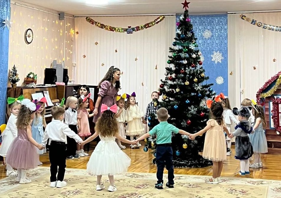 В Новолукомле с Новым годом поздравили малышей из детского сада №3