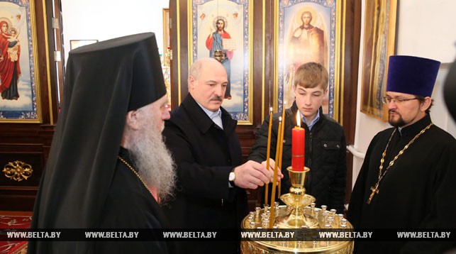 Александр Лукашенко на Пасху посетил храм в Барани Оршанского района 