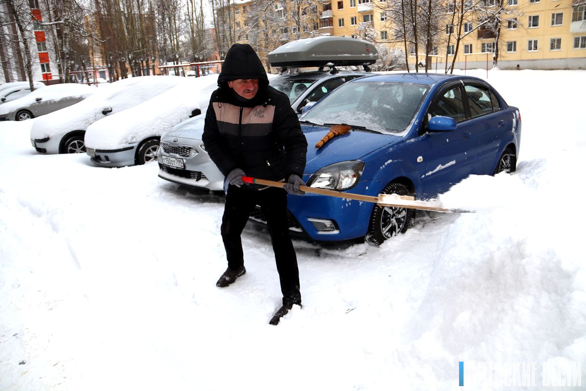 В Витебске коммунальникам в борьбе со снегом помогают горожане