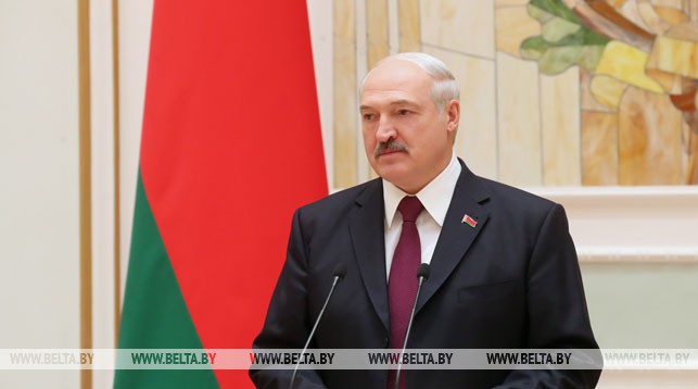 Лукашенко вручил госнаграды работникам различных сфер 