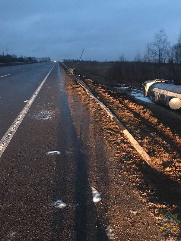 Под Витебском опрокинулся в кювет грузовик с пальмовым маслом