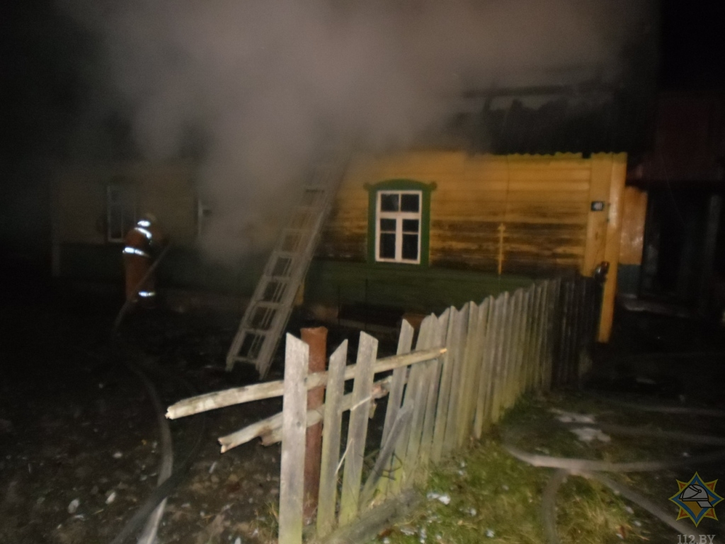 На пожаре в Чашниках едва не сгорели мать и сын
