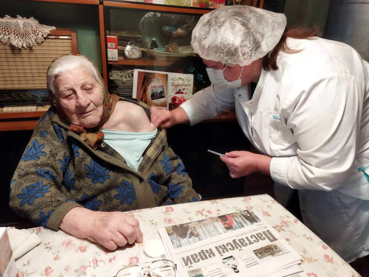 103-летняя жительница Поставского района вакцинировалась от COVID-19