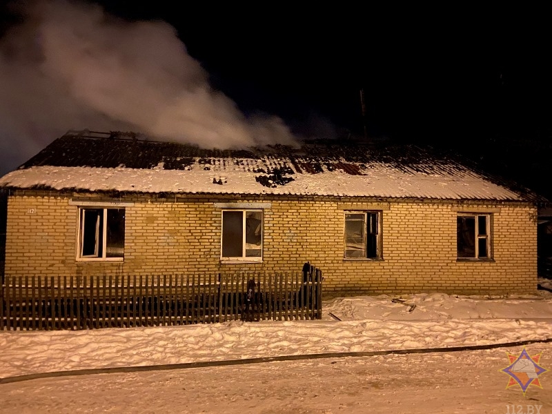 В Полоцком районе из-за незатушенной сигареты сгорел сблокированный жилой дом