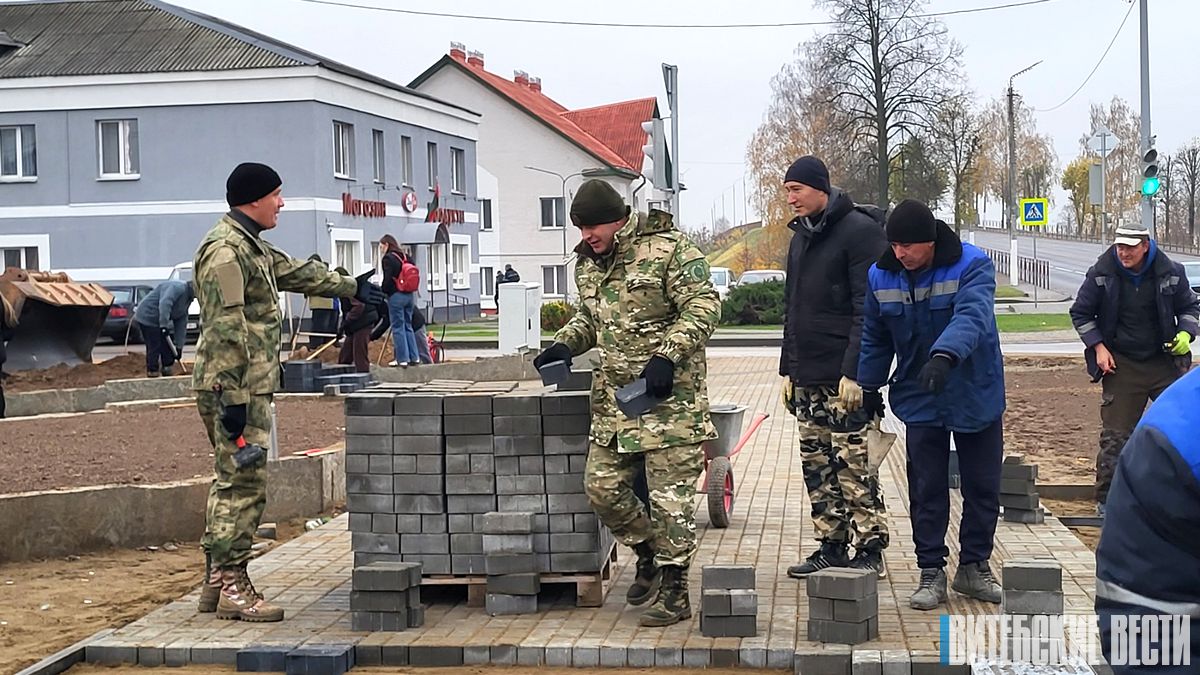 Мы – вместе! В Орше во время субботника работали на объекте памятного знака «Трудовой славы»