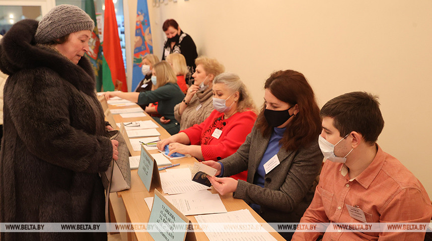 Прописка в другом городе, голосование дома: как в участковой комиссии в Витебске решают эти вопросы