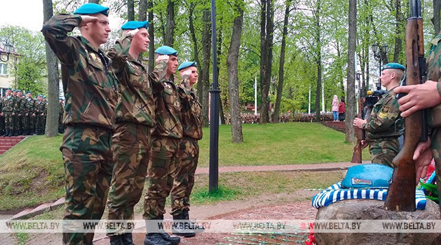 Новую традицию заложили увольняющиеся в запас десантники в Витебске