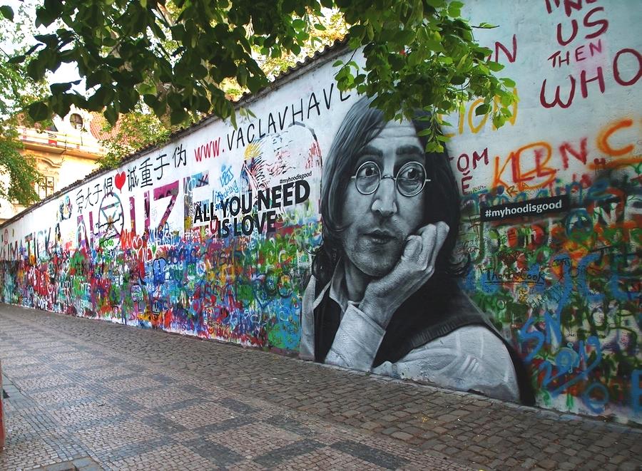 Витебские художники HoodGraff нарисовали Джона Леннона в Праге