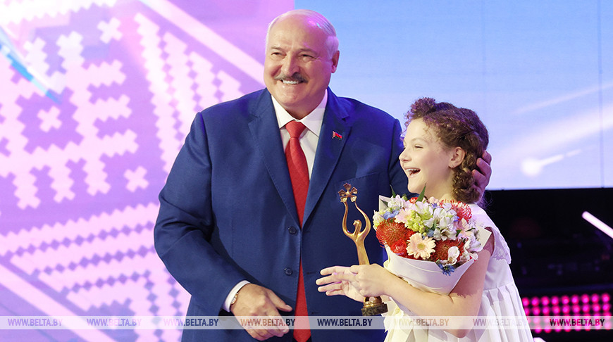 Александр Лукашенко вручил Гран-при детского музыкального конкурса белоруске Амалии Сухан