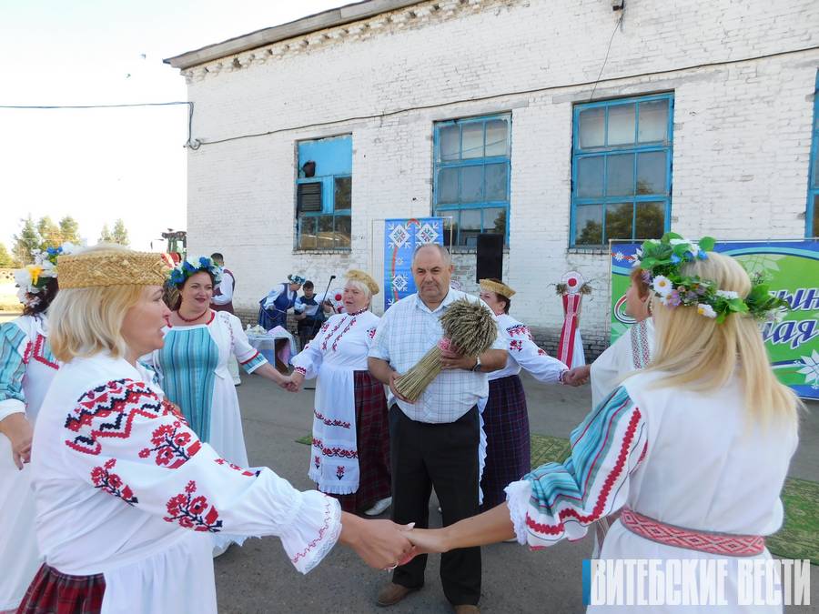 “Хлебны Спас”: у Полацкім раёне па старажытных звычаях ушанавалі працаўнікоў, якія першымі скончылі жніво