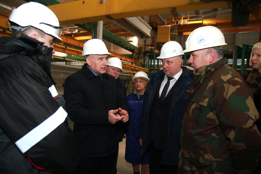 Глава области Николай Шерстнёв посетил ряд предприятий Новополоцка, в том числе проблемные