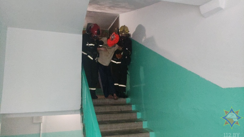 В Полоцке сотрудники МЧС спасли на пожаре мужчину
