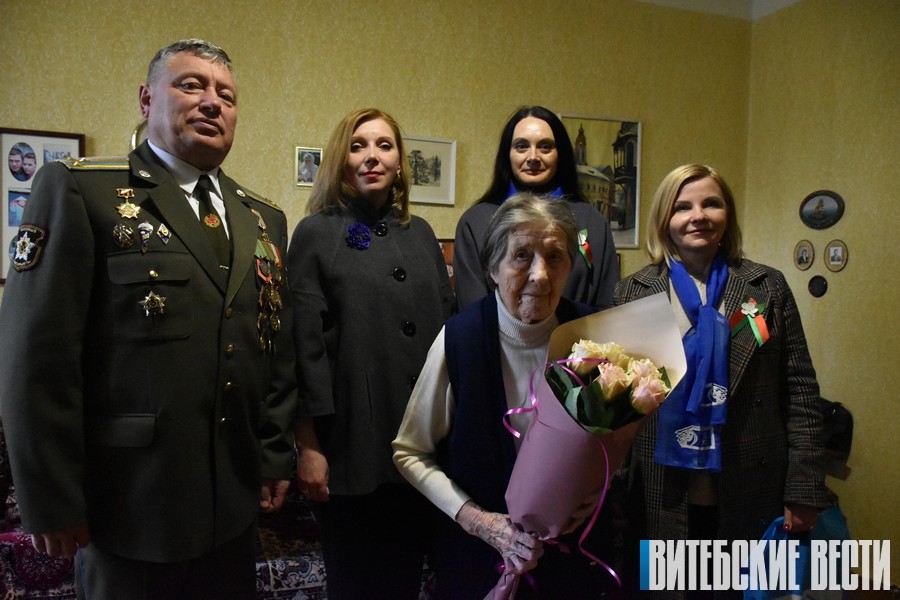 Участника ВОВ Марию Совину в канун Дня Победы посетили представители женской и ветеранской организаций
