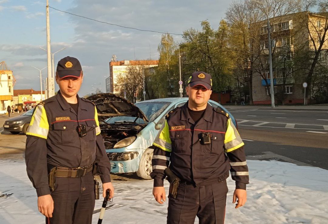 В Полоцке сотрудники ГАИ потушили горящую машину  