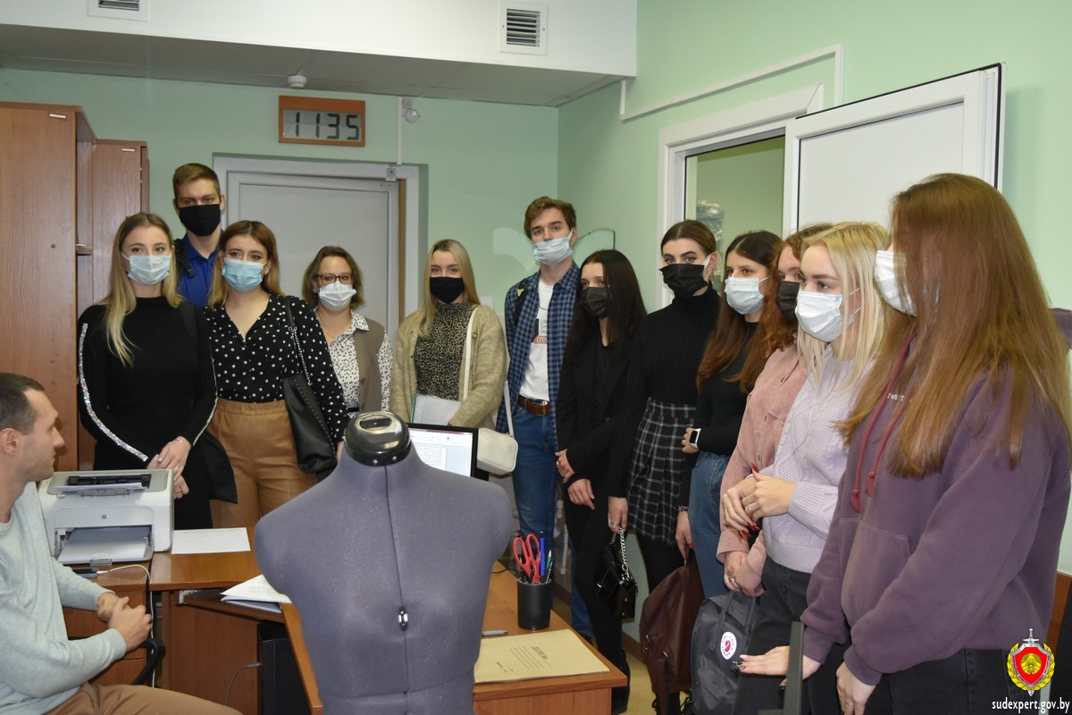 Студенты ВГУ ознакомились с работой судебных экспертов на рабочих местах