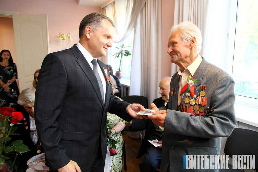 Медали в честь 75-летия освобождения Беларуси начали вручать в Витебской области