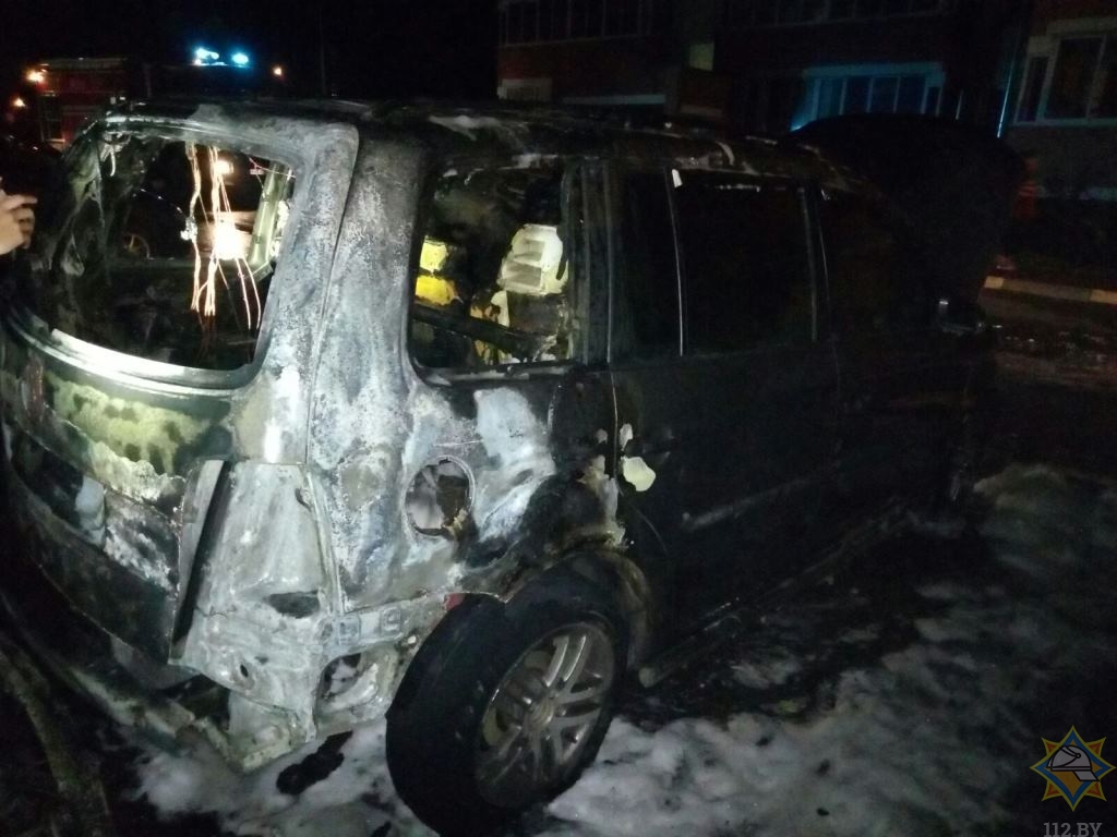 4 легковушки горели на парковке в Новолукомле