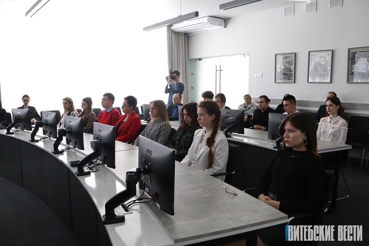 Фотофакт: в ВГУ слушают Послание к белорусскому народу и Нацсобранию